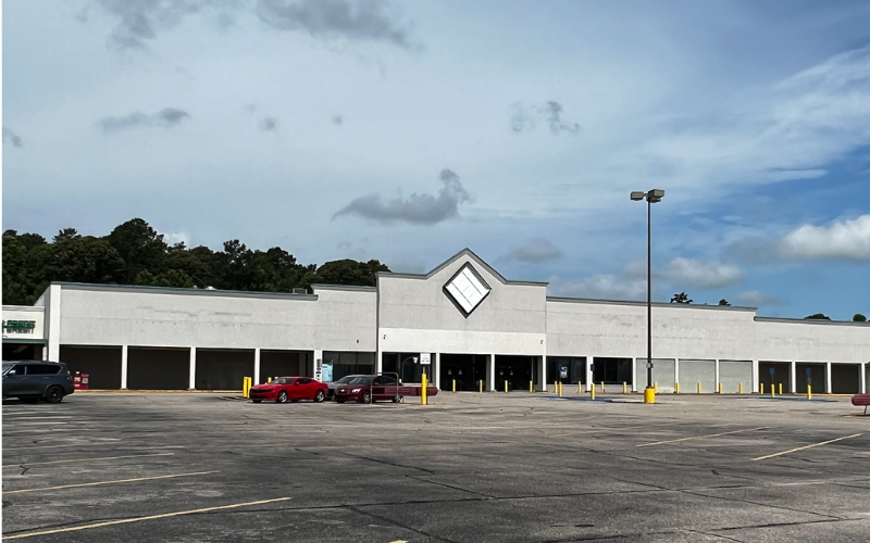 •	918 S. Alabama Ave., Monroeville, AL 36460 •	Available Unit: 8,500± sq. ft. (Previous Tenant: Sears Home Store) •	Lease terms are negotiable with an approximate of $3,500 (+ common area maintenance, taxes, and insurance) •	Landlord may offer first month(s) rent incentives •	Co-tenants include Piggy Wiggly, O'Reilly Auto Parts